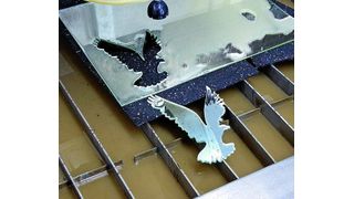 ... bis am Ende der fertige Vogel vor dem Betrachter erscheint – eine klasse Leistung der kleinen 3D-Wasserstrahlschneidmaschine. (Bild: Kuhn)