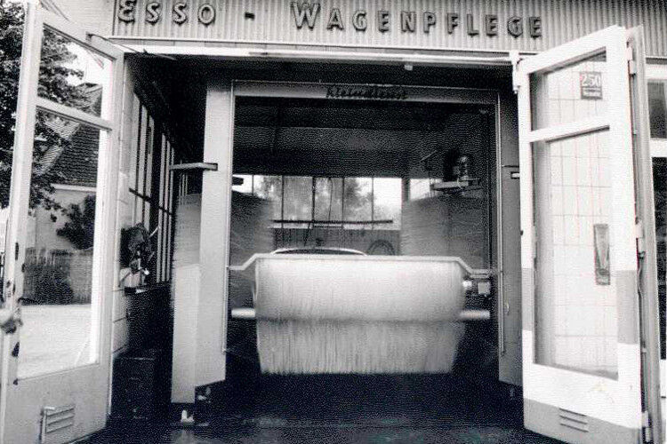 1963 entwickelte Kleindienst eine der ersten elektrisch angetriebenen Drei-Bürsten-Portal-Waschanlagen. (Foto: Washtec)