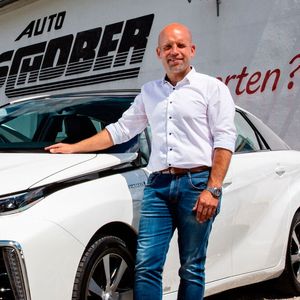 „Bis ich die Mirais in zwei Jahren als Werkstattersatzfahrzeuge oder in einem lokalen Abomodell nutzen kann, wollte ich sie nicht einfach auf dem Hof rumstehen lassen“, erläutert der Geschäftsführer seinen Plan. Bis dahin soll es unter anderem eine hauseigene Wasserstoff-Tankstelle geben, die die Autos vor Ort mit grünem Wasserstoff versorgt.(Bild:  Auto Schober)