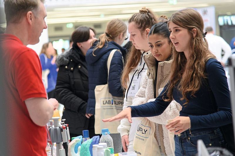 Die LAB-SUPPLY bietet sich auch an, um mit den Ausstellern über Fachfragen oder Produkte zu diskutieren.     Infos zu den kommenden LAB-SUPPLY-Messen finden Sie auf www.lab-supply.info (Bild: Stefan Stark)