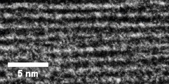 Elektronenmikroskopische Querschnitts-Aufnahme des neuen Hybridmaterials. Die Glasplättchen konnten sehr präzise hergestellt und, von Abstandshaltern unterbrochen, übereinander geschichtet werden.(Bild:  Martin Rieß)