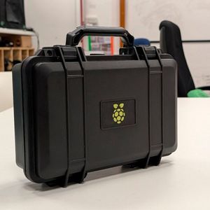 Mit diesem unscheinbaren Gehäuse im Pelican-Stil können Sie das Cyberdeck Ihrer Träume zusammenstellen.(Bild:  Raspberry Pi)