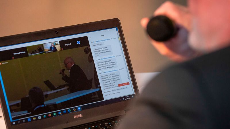 Konrad Wenz trug die Fragen aus dem Chat in die Veranstaltung. (Bild: Stefan Bausewein)