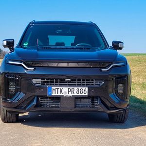 Ein Logo auf der Haube oder im Inneren des KGM Actyon gibt es nicht.(Bild:  Wehner - VCG)