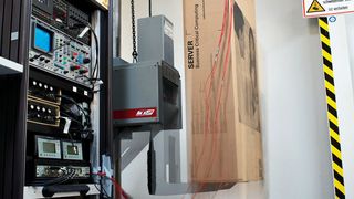 Beim Falltest werden die Kanten und Ecken der Verpackungen aus bis zu 1,5 m Höhe strapaziert. Bild: Fujitsu Technology Solutions (Archiv: Vogel Business Media)