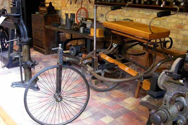 „Selbstverständlich“ im Museum gezeigt: die Werkstatt bzw. entsprechende Szenen, die zeigen, wie Benz sein Fahrzeug baute. (Foto: Automuseum Dr. Carl Benz)