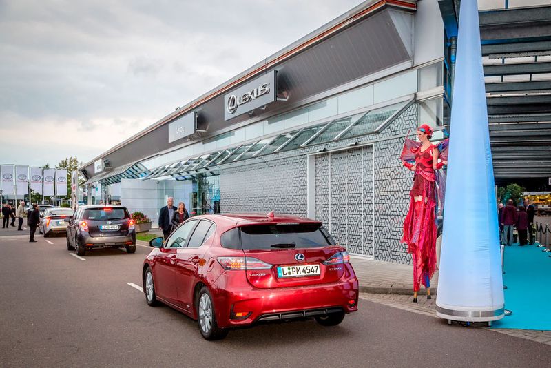 Zur Einweihung seines neuen Lexus-Forums hatte Auto Saxe rund 400 Gäste geladen ... (PK | Fotografie www.pkfotografie.com Philipp Kirschner)