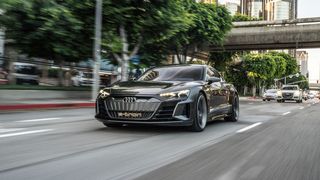 Ferdinand Piëch, einst Hüter des internen Wettbewerbs, würde sich über diese Schlacht freuen: Ja, der Porsche Taycan ist die Spitzenversion dieser Plattform. Doch der e-Tron GT ist nicht nur ein Audi: Es wird von der Tochtermarke Audi Sport Division entwickelt, der einstigen Quattro GmbH. (Audi)