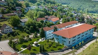 Der Firmensitz von Semitron in Küssaberg: Von hier aus steuert der Halbleiter-Distributor seine Vertriebs-, Test- und Programmierdienstleistungen für Kunden in Deutschland, der Schweiz und darüber hinaus. (Bild: Semitron)