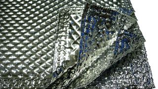 Pakete von aufeinander geschichteten Aluminium- oder Edelstahlfolien mit einem homogenen Gefüge von Hohlräumen im Inneren, die hervorragend gegen Hitze isolieren. (Archiv: Vogel Business Media)