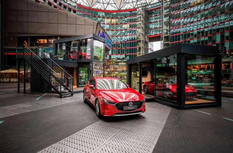 Mazda verzichtet in diesem Jahr auf die IAA. Stattdessen tourt der Hersteller mit einem flexiblen Pop-up-Standkonzept durch Deutschland. (Mazda)