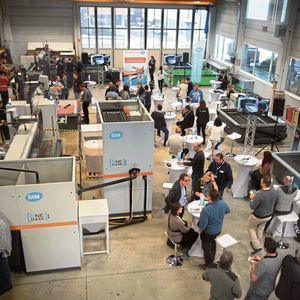 STM ist ein Anbieter von Wasserstrahl-Schneidsystemen mit Sitz in Eben, Österreich, Schweinfurt, Deutschland und Appenzell in der Schweiz. Seit über 25 Jahren entwickelt es vor allem für die Stahl-, Aluminium-, Metall-, Kunststoff-, Stein- und Glasindustrie integrierte Fertigungslösungen. Hier ein Blick aufs Geschehen bei einem Innovationstag, bei dem auch das Oneclean-System auf großes Interesse stieß.