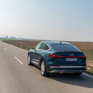 SUVs und Crossover wie der Audi E-Tron sind auch in der E-Variante beliebt.(Bild:  Audi)