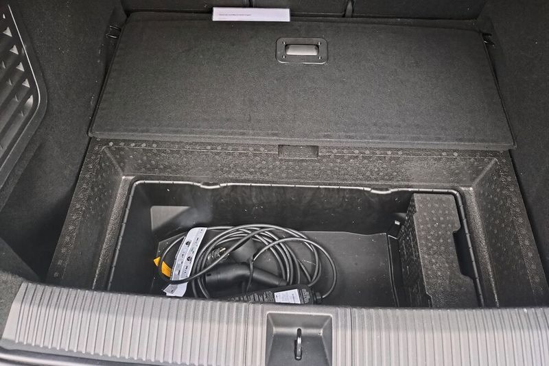 Einen Frunk unter der Motorhaube gibt es nicht. Für das Ladekabel ist unter dem Kofferraumboden platz. Dort es es zwar gut aufgeräumt, aber kaum zugänglich, wenn der Kofferraum beladen ist. (Bild: Sven Prawitz/Vogel Communications Group)