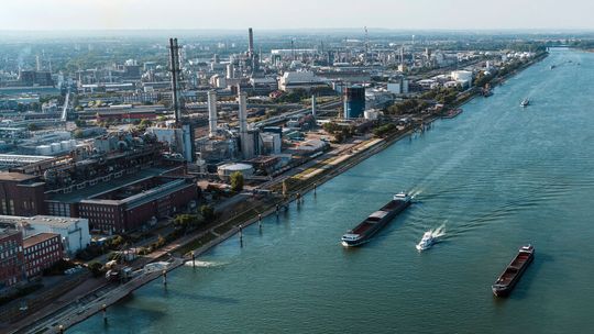 Für das Stammwerk in Ludwigshafen, das mit geringer Auslastung kämpft, kündigte BASF-Vorstandschef Kamieth keine weiteren größeren Schließungen von Anlagen an.(Bild:  BASF)
