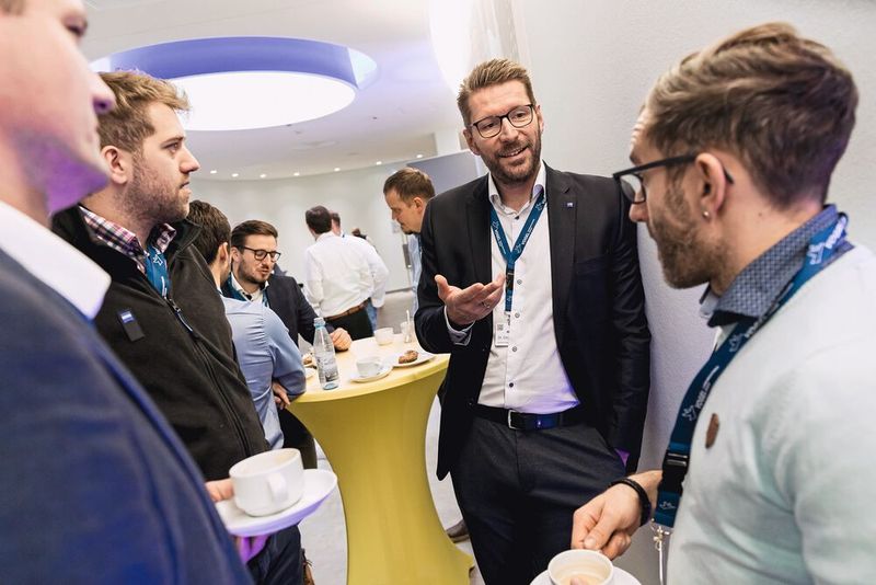 In den Pausen lohnte sich ein Besuch der Ausstellung. (Bild: Stefan Bausewein)