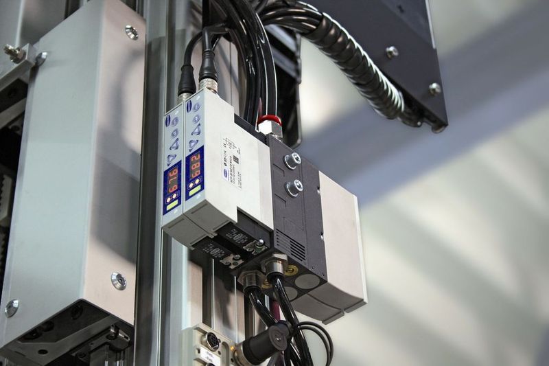Kompaktejektor SCPi: IO-Link-Funktionalität mit Fernparametrierung für vollautomatisierte Handhabungsanlagen in unterschiedlichen Branchen  (Bild: Schmalz)