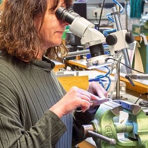 Bei Stoffel findet man noch die interessante Mischung aus modernster CNC-Fertigung und echtem Handwerk.(Bild:  Blum-Novotest/Stoffel)