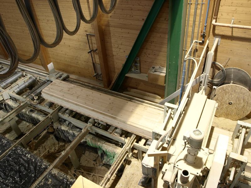 Laserdistanzmessung an der Kappsäge (Reflektor am Messschlitten mit eingefahrenem Endlos-Element). (Leuze)