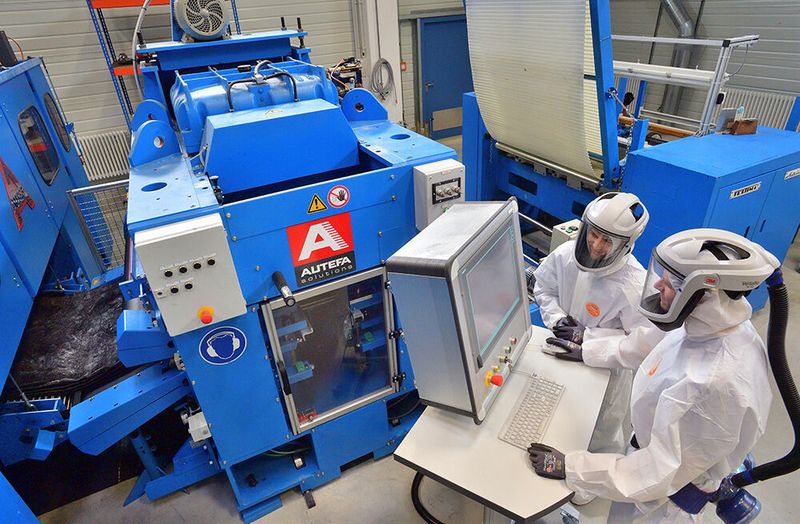 Carbonfaserrecycling: Im Rahmen von VliesRTM wurde mit dem Kooperationspartner Fraunhofer-Institut für Chemische Technologien (ICT) aus Pfinztal die Infiltration von Carbonfaserrecycling-Vliesstoffen (rCF) durch den HP-RTM-Prozess sowie im Nasspressverfahrens (WCM-Prozess) näher betrachtet, heißt es weiter, berichtet das STFI. (STFI / W. Schmidt)