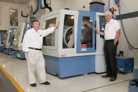 Pat McCluskey und Pat Boland, die Gründer von Anca vor einer ihrer hochpräzisen Schleifmaschinen. Was vor 50 Jahren begann, trägt noch immer Früchte, die man auf der Grindinghub im Mai erleben kann. Erfahren Sie hier, was es dort im Jubeljahr zu erleben gibt ...(Bild:  Anca)