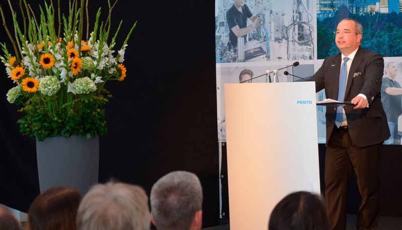 Ulrich Stoll als Sprecher der Eigentümerfamilie sieht in der neuen Technologiefabrik von Festo ein Zeichen für gelebten Fortschritt und Wandlungsfähigkeit: 
