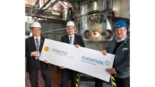 Chempark-Leiter Dr. Ernst Grigat, Axel Ebbecke, Geschäftsführer der Ebbecke Spraytech, und Ebbecke-Betriebsleiter Stefan Hagedorn vor einem Sprühtrockner im Werk des neu gegründeten Unternehmens.  (Bild: Currenta)