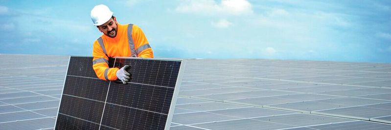 Moderne Solarmodule auf dem Firmendach können helfen, die Stromkosten im Unternehmen erheblich zu senken(Bild:  littlewolf1989/Adobestock)