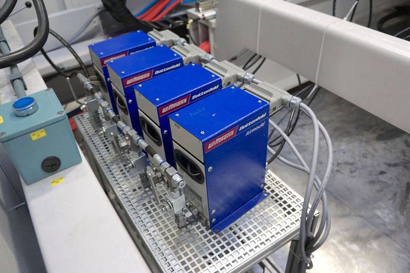 Weil die Griffe bis auf wenige Ausnahmen mit 4-Kavitäten-Spritzgießwerkzeugen produziert werden, wird der Gasstrom an der Maschine über vier Druckregeleinheiten in vier Einzelströme aufgeteilt. (Reinhard Bauer (Technokomm))