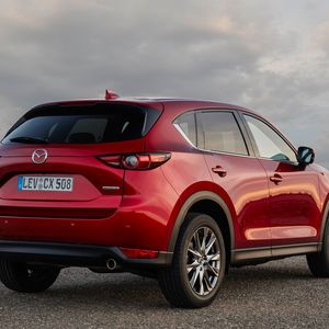 Die schmalen Heckleuchten des CX-5 sind zweigeteilt und reichen bis in die Heckklappe hinein.(Bild:  Mazda)