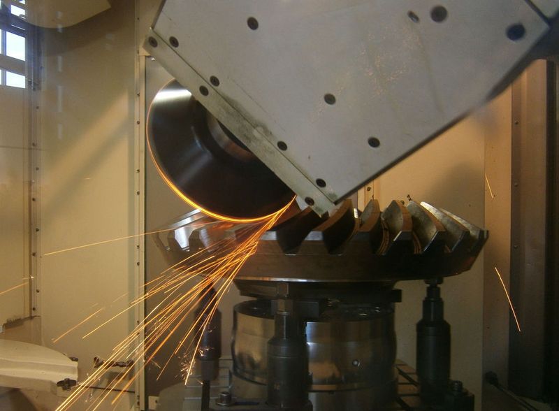 Die Schlichtbearbeitung eines Kegelrades aus dem Werkstoff 1.6587, mit der MCH 280-C. Das uP-Gear-Schlichtwerkzeug von Sandvik Coromant hat 18 einstellbare Schneidplatten. (Königsreuther) (Archiv: Vogel Business Media)