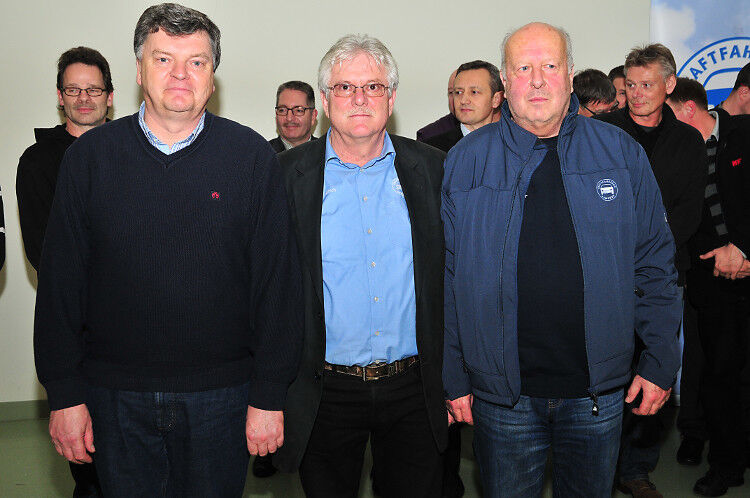 Die Organisatoren Lutz Kriedemann, technischer Ausbilder (li.), Siegfried Ulrich, stellv. Schulleiter (Mitte), und Wolfgang Edeler, als Hausmeister die gute Seele der Fachschule, bekamen großes Lob für die perfekt vorbereiteten Wettbewerbe. 2015 ist der PLW wieder in Bernau bei Berlin. (Schmidt)