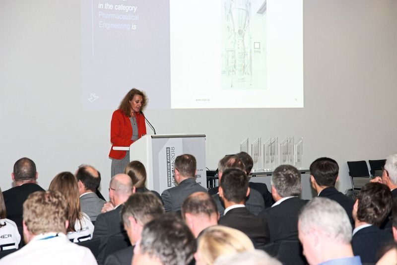 Anke Geipel-Kern, stellvertrende Chefredakteurin der PharmaTEC, hält die Laudatio für die Kategorie Pharmatechnik. (PROCESS)