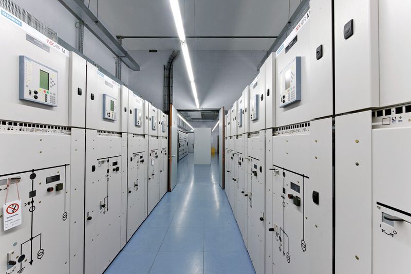 Die Turbine erzeugt Strom mit einer Spannung von 10,5 Kilovolt. In der hauseigenen Mittelspannungsanlage wird der Strom verteilt. Der Überschuss wird ins Netz der EWZ eingespiesen. (Bild: Siemens)