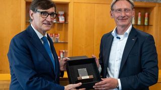 Kataloniens Präsident der Regionalregierung Salvador Illa (l.) und Alexander Bässler, Vorsitzender der Geschäftsführung der Unternehmensgruppe Fischer, weihen das neue Logistikzentrum ein. (Bild: Fischer)
