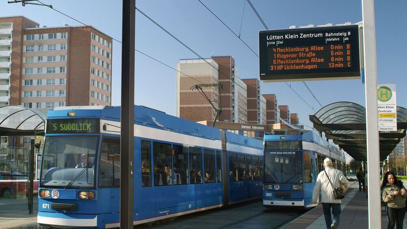 Deutlich ausgebauter ÖPNV und niedrige Preise: die beiden wichtigsten Argumente, damit mehr Menschen auf ein eigenes Auto verzichten.(Bild:  Hansestadt Rostock/Fotoagentur Nordlicht)