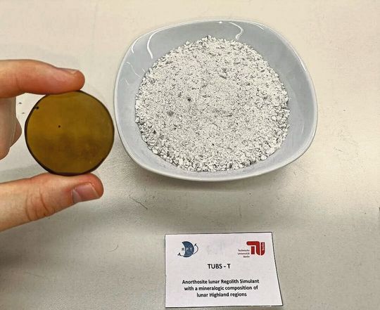 Glasprobe aus dem Mondregolith-Simulant TUBS-T (Bild:  TU Berlin)
