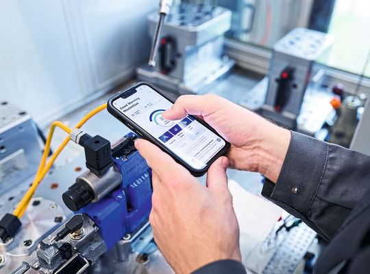 Das Service- und Wartungspersonal kann rund um die Uhr auf das digitale Lösungsangebot des Hydraulic Hub zugreifen.(Bild:  Bosch Rexroth)