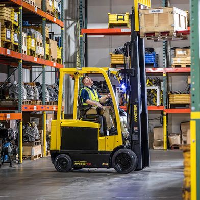 Verglichen mit dem Vorgängermodell fällt dank vollständig abgedichteter Nassbremsachsen 20 Prozent weniger Wartungsaufwand an – über die gesamte Lebensdauer des Staplers. (Bild: Hyster)