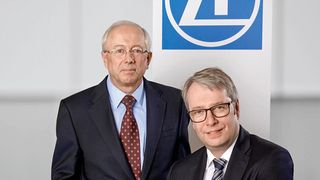 John C. Plant, Präsident und CEO von TRW (links), und der ZFVorstandsvorsitzendeStefan Sommer wollen „das Beste aus beiden Welten“ von ZF und TRW kombinieren. (Foto: ZF)