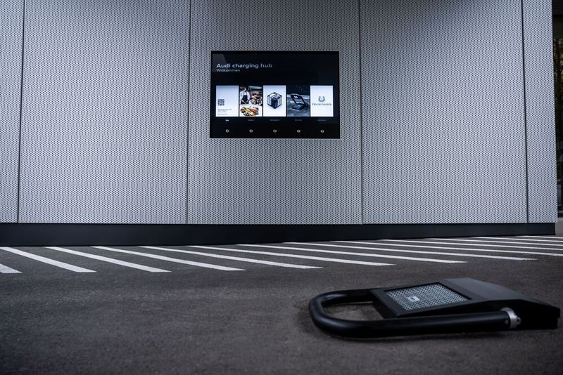 Wem nicht der Sinn nach Krabbencocktail und Hummerschwanz steht, findet auf dem Infomonitor Vorschläge für die Ladepause: eine Joggingroute oder den Gang zum 700 Meter entfernten Drachenspielplatz mit den Kindern.  (Bild: STUDIO GOICO)