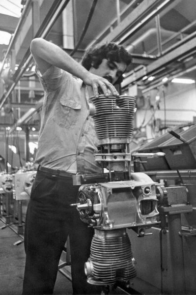 Die Motormontage, hier der Zylinder bei der /5-Baureihe 1970. Nach und nach geriet BMW gegenüber japanischen Herstellern motortechnisch ins Hintertreffen. Gerade auf die großen hochdrehenden Vierzylinder hatten die Bayern lange Zeit keine Antwort. (Bild: BMW AG)