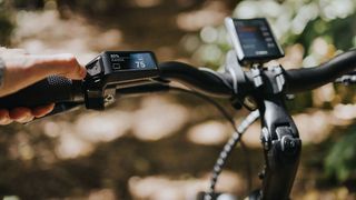 Mit dem „Purion 200“ erweitert Bosch sein Portfolio um eine Mini-Farbdisplay, welches zugleich als Bedieneinheit für den E-Antrieb dient. (Bild: Bosch)