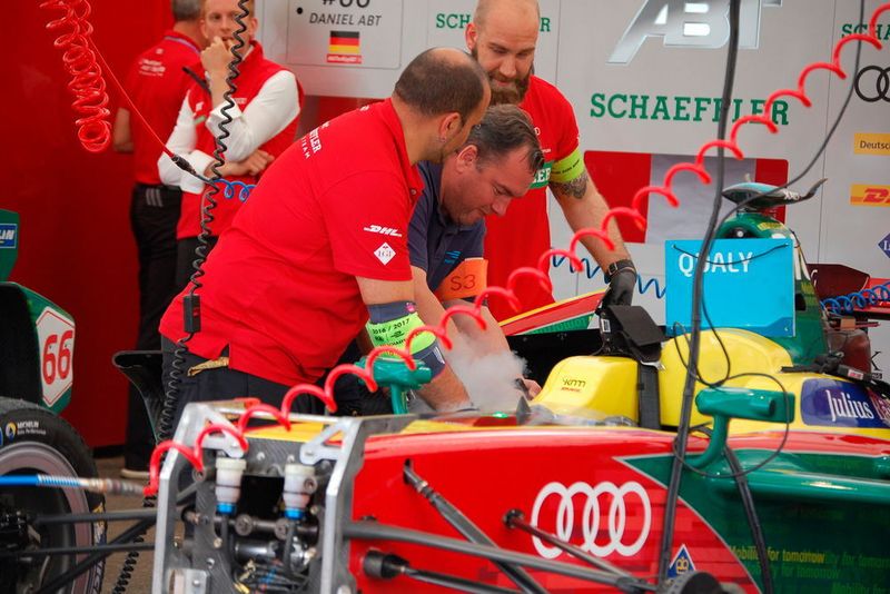 Vor dem Qualifikationsrennen werden die letzten Vorbereitungen getroffen. (Benjamin Kirchbeck)