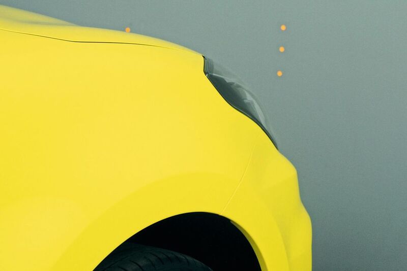 Kleine Markierungen an der Wand zeigen, ob das Fahrzeug richtig steht. (Baeuchle/»kfz-betrieb«)