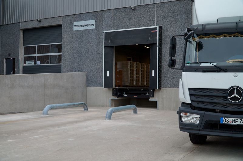 Stahl-Einfahrhilfen auf dem Boden vor der Verladestation helfen dem Lkw-Fahrer beim Andocken. (Hörmann)