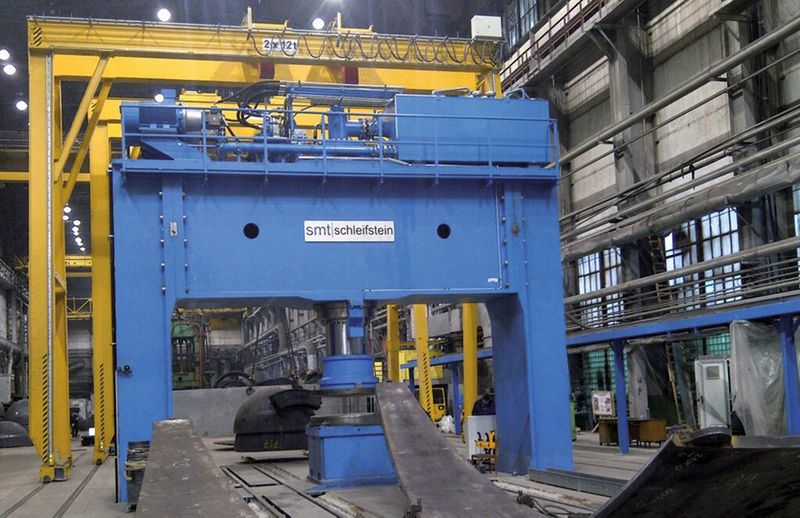 Zum Handling der Bleche arbeitet vor und hinter der hydraulischen Presse je ein Portalkran, auf dem jeweils zwei Laufkatzen verfahren. (Bild: Schleifstein)