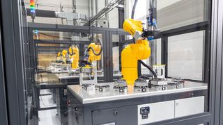 Fünf Stäubli-Roboter polieren Keramikspangen für Gangwahlhebel bei toolcraft. Die Präzision der Bearbeitung wird durch die Werkzeuglängenmessung mit dem Werkzeug-Messtaster Z-Nano von Blum gewährleistet. (Blum-Novotest)