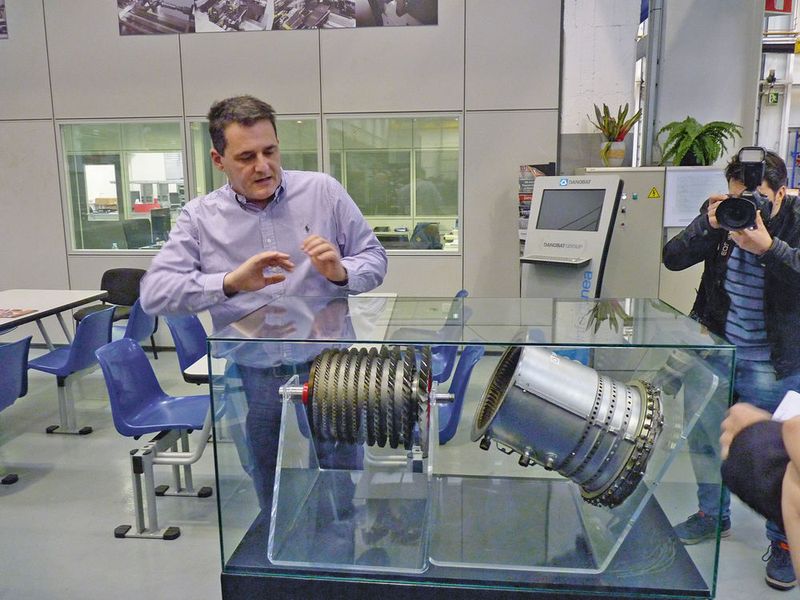 Mikael Albarez von Danobat erklärt den Fertigungsprozess von Rotor und Stator von Turbinen. (Bild: Sergio Caré)