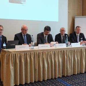 Bereit für einen konstruktiven Schlagabtausch: Manfred Beeres (BVMed), Volker Kauder (CDU), Prof. Carsten Perka (Charité, Berlin), Prof. Michael M. Morlock (TU Hamburg-Harburg), Marc D. Michel (Peter Brehm GmbH).